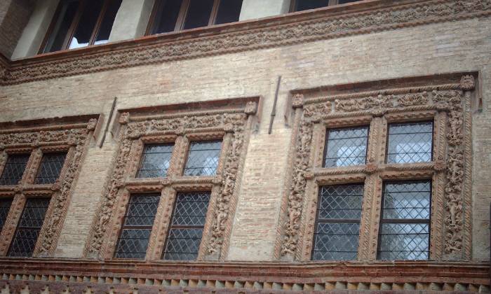 Puzzle façade dans un cloître