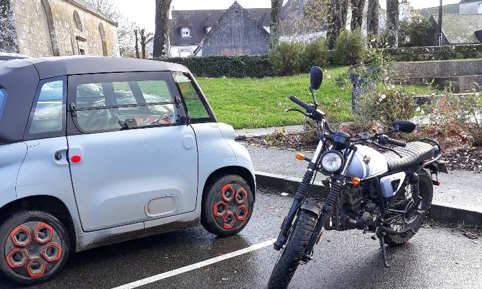 Puzzle petite moto et son "ami"