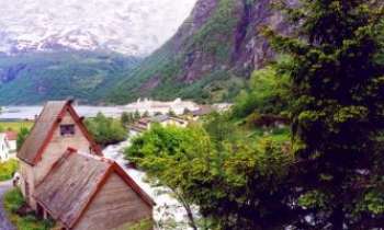 641 | Fjord - Norvège - Habitations typiques de cette région...sans oublier les bateaux qui règnent en maîtres !