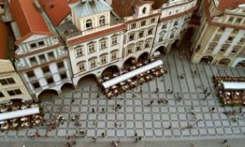 651 | Place à Prague - Vue plongeante sur La Place de la République à Prague...