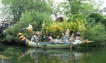 983 | barque - Bienvenue pour une ballade en barque au parc d'attraction Astérix.