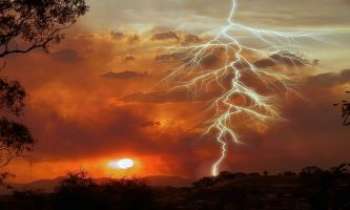 1043 | Eclair - Qui peut croire qu'avec ce soleil couchant un terrible orage se prépare. 