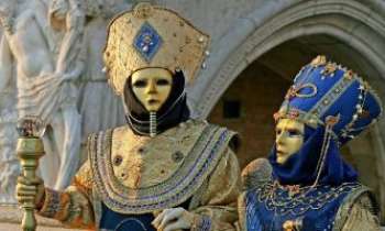 1281 | Masques de Venise 3 - Des costumes à l'égytienne sur fond d'ogive et de marbre sculpté. Néfertiti ne semble pas s'y trouver dépaysée ! Le XVIIIème siècle vécut à la fois l'apogée et la disparition du Carnaval de Venise. Ce n'est qu'en 1980, 200 ans plus tard...qu'il fût réintroduit à Venise. Il a aujourd'hui retrouvé tout son prestige, et est un des plus courus.