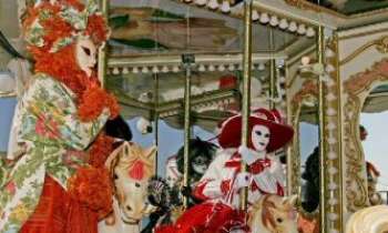 1283 | Masques de Venise 4 - Stars incontestées d'un jour...nos belles costumées ne dédaignent pas de prendre part aux divertissements pendant le carnaval de Venise. Elles entraînent la foule avec elles...pour un tour de manège ou une ronde des rues. N'hésitez pas à les suivre !
