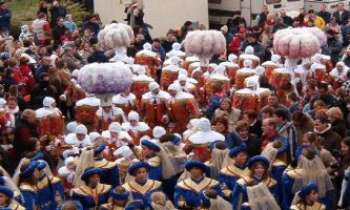 1310 | Gilles du Brabant Wallon - Si le carnaval des  Gilles de Binche est réputé et le plus connu, celui de Villers-la-Ville (Belgique) ne lui cède en rien. Casqués de plumes d'autruches, costumes médiévaux décorés de lions et d'écussons...et précédés de leurs "Mamzelles" ...les Gilles défilent, se mêlant à la foule qui les attend impatiemment.