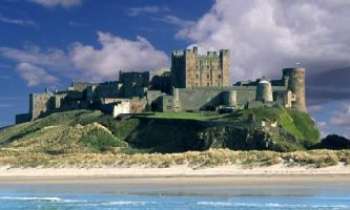 1368 | Château - Northumberland - Le château de Bamburgh, dans le Northumberland en Angleterre, est situé sur la Mer du Nord, et surplombe plusieurs îles. La première forteresse fut édifiée sur ce promontoire de basalte, en 550, par un chef saxon, Ida the Flamebearer. Entre 1095 et 1464 c'est à Bamburgh que les rois de Northumbria se firent couronner dans l'actuel château de grès rouge. Il fut acquis et restauré en 1894 par un magnat de Newcastle, M. Armstrong. Il appartient toujours à cette famille, et peut être visité. 