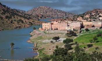 1451 | Agadir - Tafraout - Agadir (Maroc), ville moderne et touristique, entièrement reconstruite après le tremblement de terre de 1960, est la porte ouverte sur le Sahara - Tafraout, située au creux d'une riche vallée de l'anti-Atlas aux monts de granit rose, est appréciée pour ses villas aux doux ocres...et pour leurs surprenants et luxuriants jardins intérieurs. 