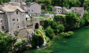 1532 | St-Chély-du-Tarn - Entre le nord du Languedoc et le sud du massif-central, se situent Les Causses, plateaux séparés par l'érosion des eaux. Le village de St-Chély-du-Tarn, déjà présent au Xème siècle, est un bon exemple des merveilles à découvrir dans cette région, vertigineuse.