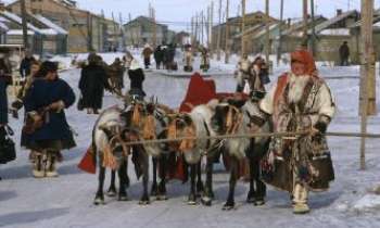1665 | Rennes - Sibérie - Foire au rennes en Sibérie : un évènement local prétexte à fêtes et rencontres, où l'on porte ses plus beaux atours traditionnels.