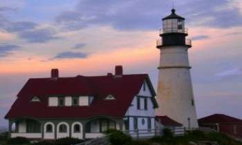 1711 | Portland - Maine - Le phare de Portland , près du cap Elisabeth : très typique de cette région de la côte Nord-Est des Etats-Unis. Une des principales attractions touristiques de Portland, avec le vieux port de la plus grande ville de l'état du Maine.