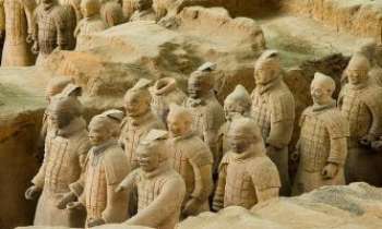 1784 | Shaanxi - Guerriers - Shaanxi, province de la Chine Centrale, est considérée comme le berceau de la Chine féodale. C'est dans la ville de Xian, en 1974, que furent découvertes par des paysans, ces milliers de sculptures de guerriers en terre cuite au visage unique pour chacun d'eux. L'Empereur Qin Shi Huang désirait être accompagné de son armée dans l'au-delà. Ouvrage commencé en 246 AC, 700,000 ouvriers et 36 ans furent nécessaires pour accomplir son souhait.