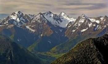 1961 | Massif Alpin - La séduction de la plus jeune des chaînes de montagne en Europe, n'est plus à vanter. Que ce soit pour le ski, les randonnées, ses châlets, ou tout simplement comme ici pour la contemplation.
