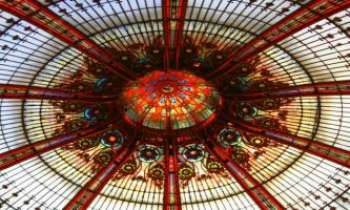 2034 | Coupole vitrail - La précision et les couleurs d'un fractal mathématique, pour ce rendu de la coupole de verre du dôme d'un grand magasin parisien.