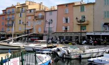 2093 | Saint-Tropez - Le côté simple et joyeux du port de St-Tropez, dans le département du Var (83990).