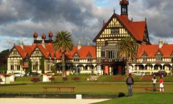 2115 | Style colonial - A  Rotorua, en Nouvelle-Zélande, au centre de l'ile Nord, dans un endroit paradisiaque où l'on rencontre la culture des Maori, parmi de magnifiques sites naturels dont bénéficie encore cette région du monde.