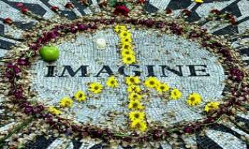 2147 | Imagine - En hommage à John Lenon et aux Beatles, une mosaïque copiée sur un antique de Pompéï a été offerte par un fan Italien. On peut la voir au Strawberry Fields, une section de Central Park à NY, un memorial à la mémoire de John Lenon.