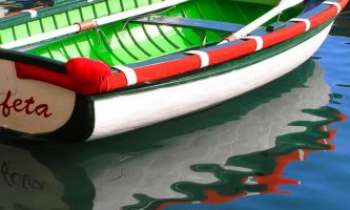 2171 | Barque italienne - Une simple barque typique, des couleurs qui le sont aussi...et le rêve commence, celui des vacances à l'italienne !