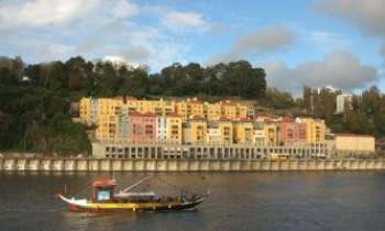 2268 | Porto - Portugal - Baignée par la rivière Douro, Porto offre bien des particularités étonnantes : ville médiévale autant que celle d'une architecture moderne audacieuse. Et bien sûr, son délicieux vin doux, le porto, connu et apprécié du monde entier.