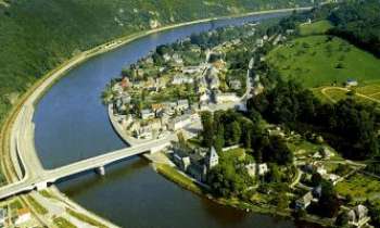 2373 | Hastiere sur Meuse - Ce village préservé a conservé de très beaux monuments. Il est très visité aussi pour son charme, comme pas mal d'endroits de la Wallonie, la partie francophone de la Belgique.