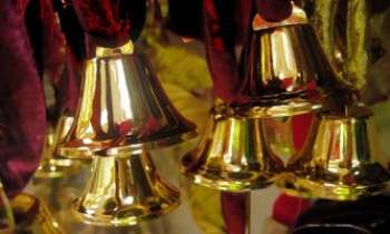 2398 | Cloches d'or - Une réminiscence du luxe d'antan avec ces cloches d'or pour annoncer Pâques.