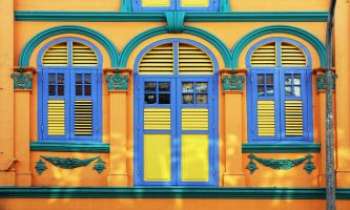 2471 | Fenêtres - Singapour - Façades très colorées, pas de toute nous sommes bien à Chinatown dans les années 1800... un quartier de Singapour sauvé de la démolition.