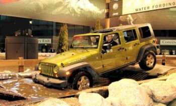 2576 | Hors circuit - Non, pas encore tout à fait hors circuit, cette Jeep : un concessionnaire a eu l'idée de la faire essayer sur place en action, un test imparable !
