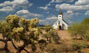 2612 | Eglise - Arizona - Située en Arizona, dans une zône semi-désertique, près de la chaîne appelée Superstitions Mountains, qui fait partie des monts Apache. On y rencontre également cet arbre gracieux, nommé Cholla, tout au long de cette route.