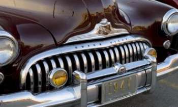 2620 | Calandre - 1947 - La calandre de la Buick Knight n'hésite pas à montrer ses dents d'acier. Toujours jeune et séduisants les jeunes, à 63 ans, elle peut être fière d'elle, cette collectible. Elle a encore de beaux jours devant elle.