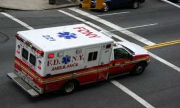 2635 | Ambulance - NYC - Avec celui des pompiers, l'ambulance est probablement un des véhicules des plus populaires dans le collectif de l'humain, mondialement - C'est sûrement dû aussi au dévouement de ceux/celles qui se trouvent au volant. 