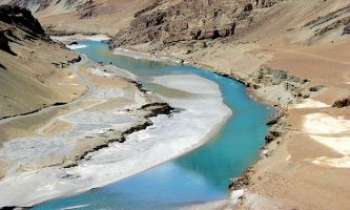2665 | Méandre de l'Indus - L'Indus est l'un des 7 fleuves sacrés en Inde. Il a aussi donné son nom à ce pays. Il coule depuis l'Himalaya au Tibet pour se jeter dans la mer d'Oman.