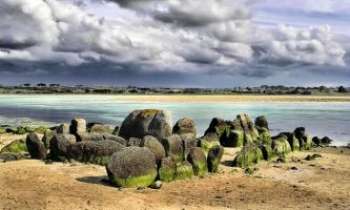 2722 | Baie du Kernic - En Bretagne, dans le Finistère. Un endroit d'exception, prisé des vacanciers, pour ses plages, ses paysages, ses ciels et sa lumière, tout autant que pour la convivialité de ses lieux d'accueil.

