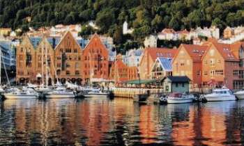 2773 | Port en automne - Les maisons d'un fjord Norvégien, en automne. Une courte saison, à cette latitude, mais où tout est magnifié, par la richesse des tons, comme
ces rélexions ici le démontrent.