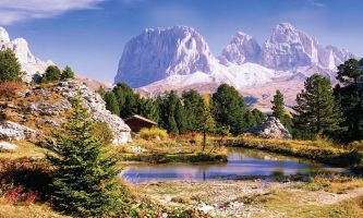 puzzle Lac - Dolomites, Les Dolomites au Nord-Est de l'Italie, l'autre côté des Alpes. Reconnu patrimoine mondial des sites naturels par l'Unesco. La station de ski Cortina d'Ampezzo, en est un des fleurons. D'une grande beauté, les Dolomites
offrent tous les sports de montagne possibles. Et même, en Juillet,
une course cycliste d'une journée seulement. 