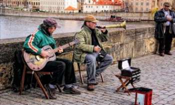 2822 | Musiciens - Prague - Une grande tradition la musique dans les pays d'Europe de l'Est. Les musiciens des rues y sont nombreux, du folklore au jazz, rien ne leur résiste, avec
beaucoup de talent, le plus souvent. 