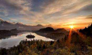 2825 | Lever de soleil - Sur le lac de Bled en Slovénie. Une perle des Alpes, en toute saison : pour la magie de ses eaux bleues toujours changeantes, tout autant que l'hiver pour sa station de ski. 