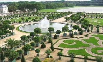 2861 | Versailles - l'Orangerie - L'Orangerie du Château, fût contruite avant le château lui-même.
Elle servait à abriter les arbustes l'hiver. Louis XIV confia l'aménagement de l'immense parc à l'architecte Le Nôtre, innovant totalement en matière de paysagisme. Pelouses, aux formes graphiques, agrémentées d'allées bordées d'arbres taillés, et entrecoupées de nombreux bassins et fontaines. Ce style du "Parc à la Française" sera copié dans toute l'Europe.  