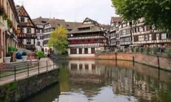 2901 | La Petite France - Une partie de Strasbourg surnommée ainsi, celle de l'ancien quartier de tanneurs principalement, mais aussi des pêcheurs, meuniers entre autres.
Ses maisons gracieuses et avenantes dans leur style typique sur la rivière Ill, attirent aujourd'hui les touristes du monde entier, un total dépaysement même pour les touristes locaux. 
