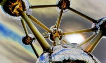 2925 | Atomium - L'Atomium, une strucutre imaginée par l'architecte André Waterkeyn, pour l'Expo'58 à Bruxelles. Comme la Tour Eiffel, il devait être détruit à la fin de l'Expo, ...mais fait toujours la joie des touristes de nos jours. Un destin
similaire aux deux.
