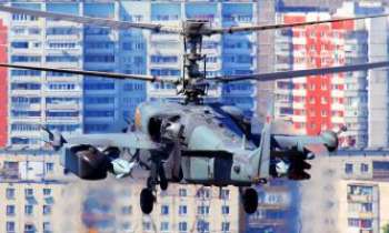 2933 | Kamov KA-52 - Alligator - Cet hélicoptère de combat de l'Armée Russe, du nom de son inventeur l'ingénieur Kamov, est la dernière mouture, présentée au salon de l'aviation à Paris, en 1995 : deux sièges au lieu d'un seul, les commandes sont autonomes aux deux pilotes ou moniteur et èlève, leur éjection aussi. Le fuselage a été redessiné également, un nez plus allongé. L'Alligator est une réponse à celui de l'Armée Américaine.  