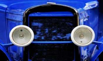 3026 | Calandre bleue - Les yeux écarquillés de cette superbe calandre de voiture ancienne, un peu
anxieuse du sort qui l'attend. Rassurez-là en rassemblant à nouveau tous ses morceaux depuis ce puzzle.