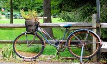 3062 | à bicyclette - Pas la petite reine des cols du Tour de France, mais bien pratique et écologique pour faire ses courses, faire en coucou à ses voisins, et
garder la forme en même temps !!