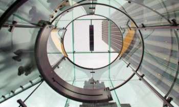 3087 | Transparence - New York - Transparence et réflections au travers d'un plancher de
verre dans un grand centre commercial de la ville de New-York,
aux USA.
