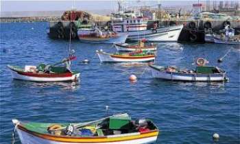 3088 | Barques - Portugal - Port de pêche, en Algarve, dans le Sud du Portugal. Région de l'extrême Sud Atlantique, réputée pour ses endroits sauvages, ses golfs, et aussi pour son activité de pêche jamais interrompue. Petits et grands patrons de pêche s'y côtoient dans la tradition.   