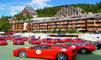 3111 | Meeting Ferrari - L'écrin de la très célèbre station de ski, Crans Montana, en Suisse, accueille régulièrement des compétitions réservées aux amateurs de la non moins célèbre voiture italienne, la Ferrari.