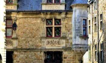 3203 | Pignon sur rue - Une maison et son pignon, dans la partie ancienne de la ville du Mans, en France. Du XVème au XVIIème siècle, elles évolues, et deviennent de plus en plus embellies. Les villes où on en rencontre encore en sont très fières, et à juste titre. Elles appartenaient en général à de riches marchands. L'expression actuelle "avoir pignon sur rue" est le signe de quelqu'un de bien nanti.  