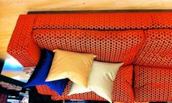 3229 | Cosy canapé - Un canapé aux couleurs chaudes et coussins de satin. Pour une lecture au coin du feu, ou une détente bien méritée. 