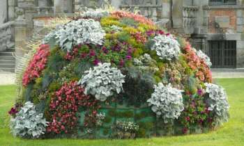 4447 | Jardin du château de Ducey - Un très joli montage floral en face du château de Ducey