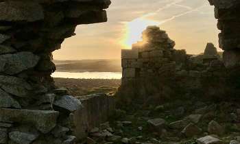 5223 | Ile Grande - Coucher de soleil sur des ruines à Île Grande dans les Côtes d’Armor.
