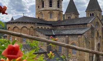 10974 | Conques - Aveyron - Superbe promenade dans l'Aveyron, le village de Conques est à voir absolument