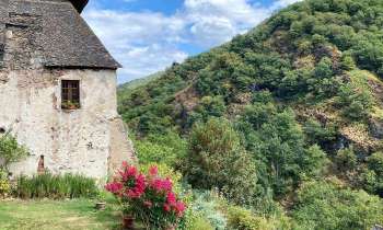 11578 | nature sauvage dans l'Aveyron - au détour des chemins, on rencontre parfois des vieux bâtiments hors du temps